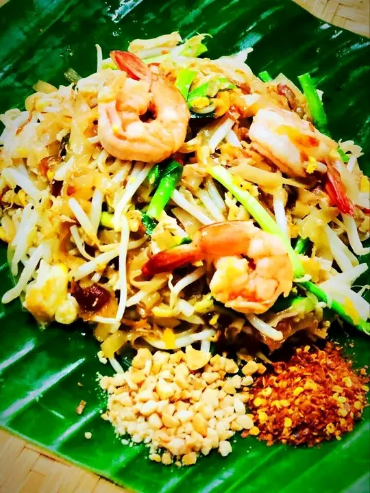 Pad thai with prawns on a banana leaf